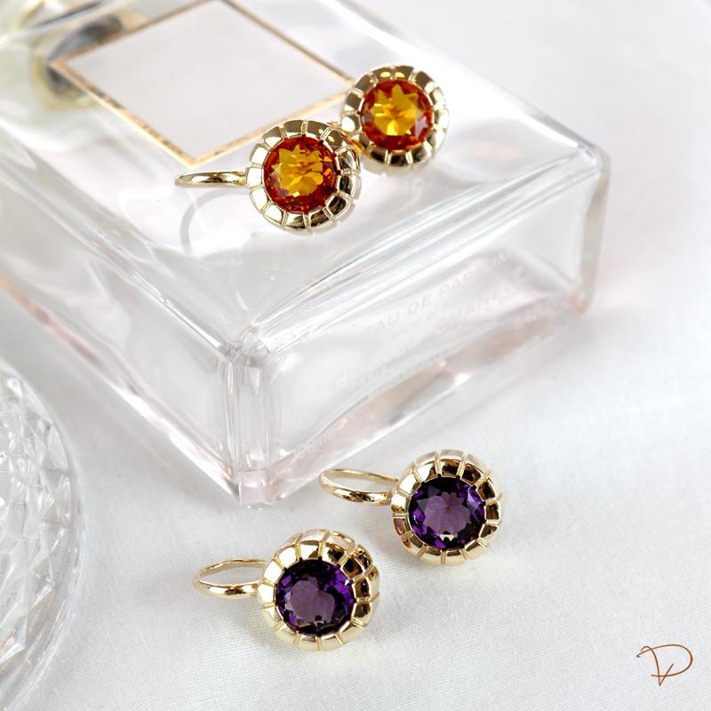 Brinco meia argola redondo com cristal de ametista banhado a ouro 18K