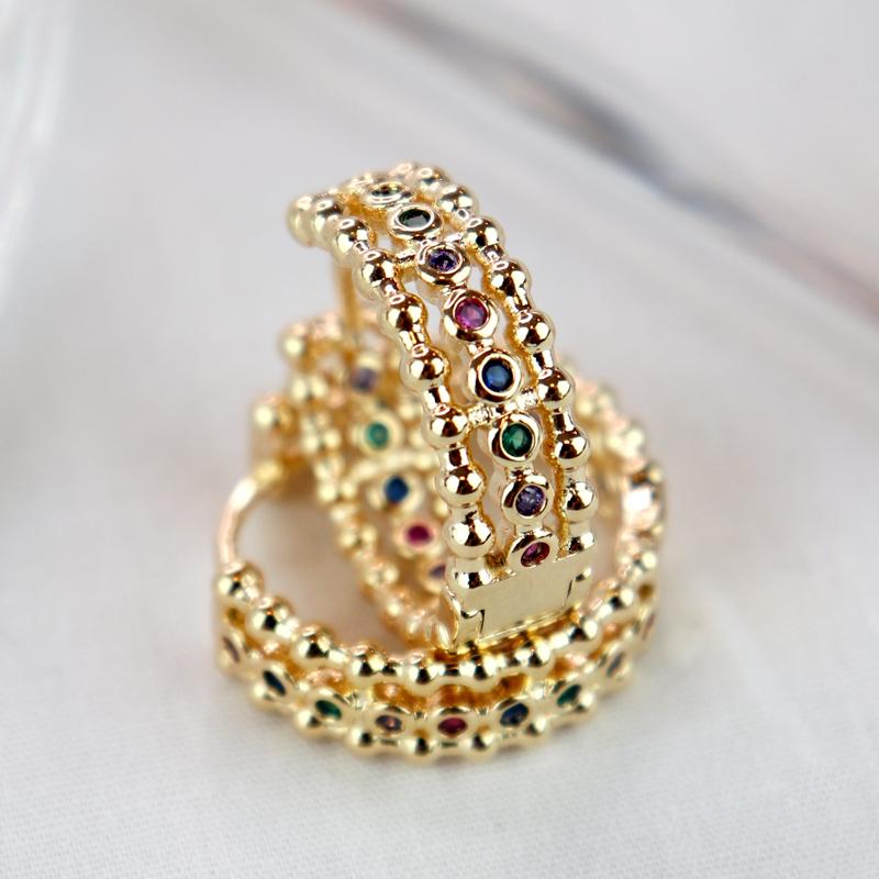 Brinco argola pequena com bolinhas coloridas banhado a ouro 18K
