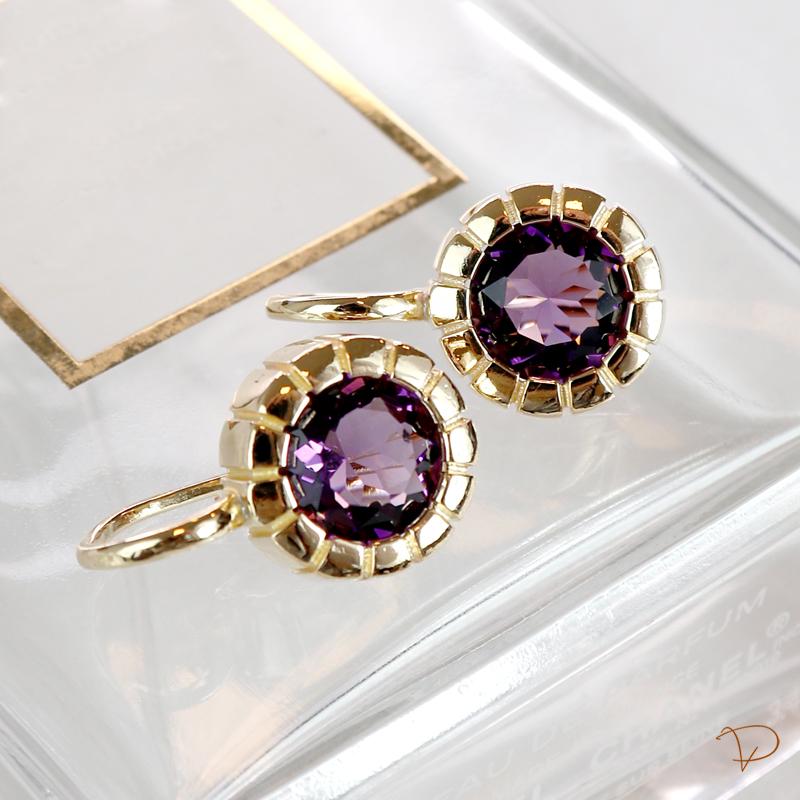 Brinco meia argola redondo com cristal de ametista banhado a ouro 18K