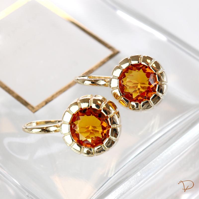 Brinco meia argola redondo com cristal de citrino banhado a ouro 18k