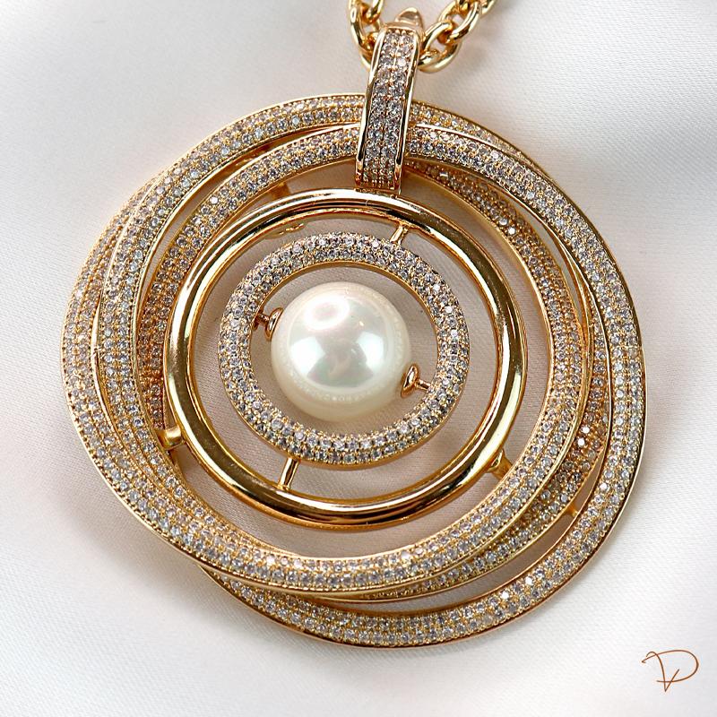 Linha Maison VP - Colar mandala cravejada com pérola banhado a ouro 18k