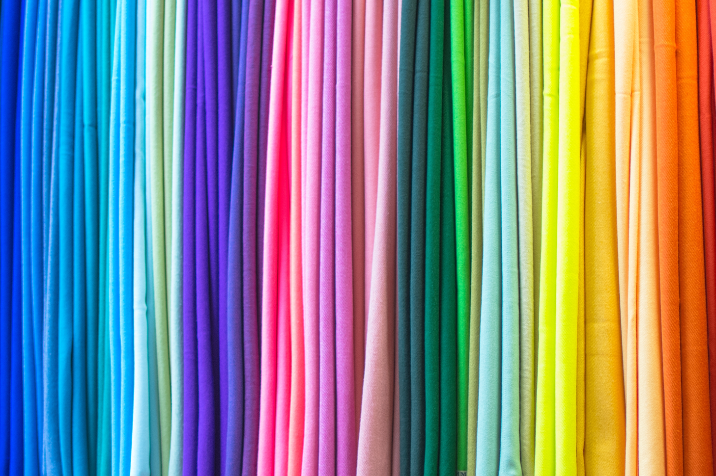 Coloração pessoal: como usar semijoias que realçam a beleza natural 