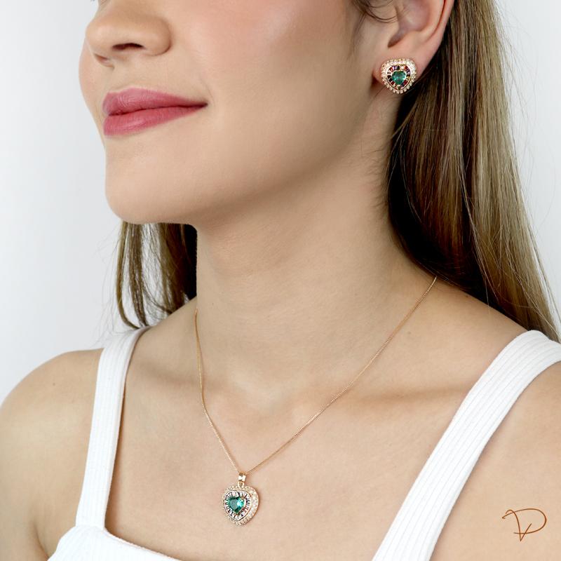 Conjunto coração zircônia verde no centro contornado com baguetes coloridas e uma fileira de zircônia banhado a ouro 18k