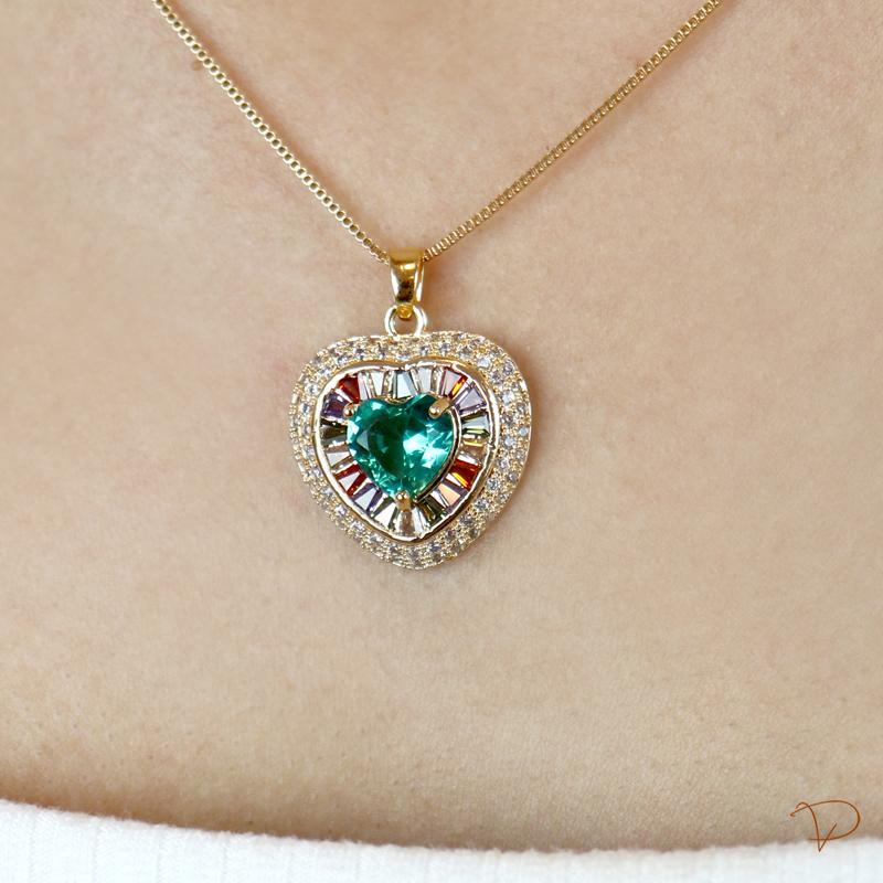 Conjunto coração zircônia verde no centro contornado com baguetes coloridas e uma fileira de zircônia banhado a ouro 18k