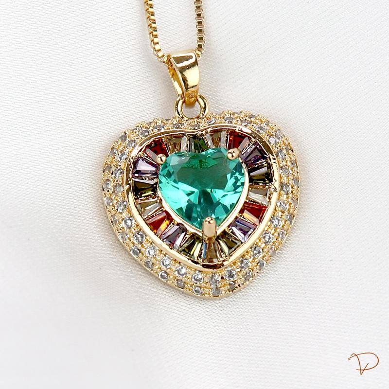 Conjunto coração zircônia verde no centro contornado com baguetes coloridas e uma fileira de zircônia banhado a ouro 18k