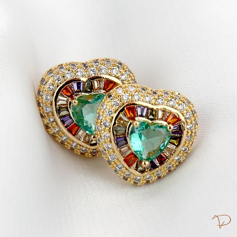 Conjunto coração zircônia verde no centro contornado com baguetes coloridas e uma fileira de zircônia banhado a ouro 18k