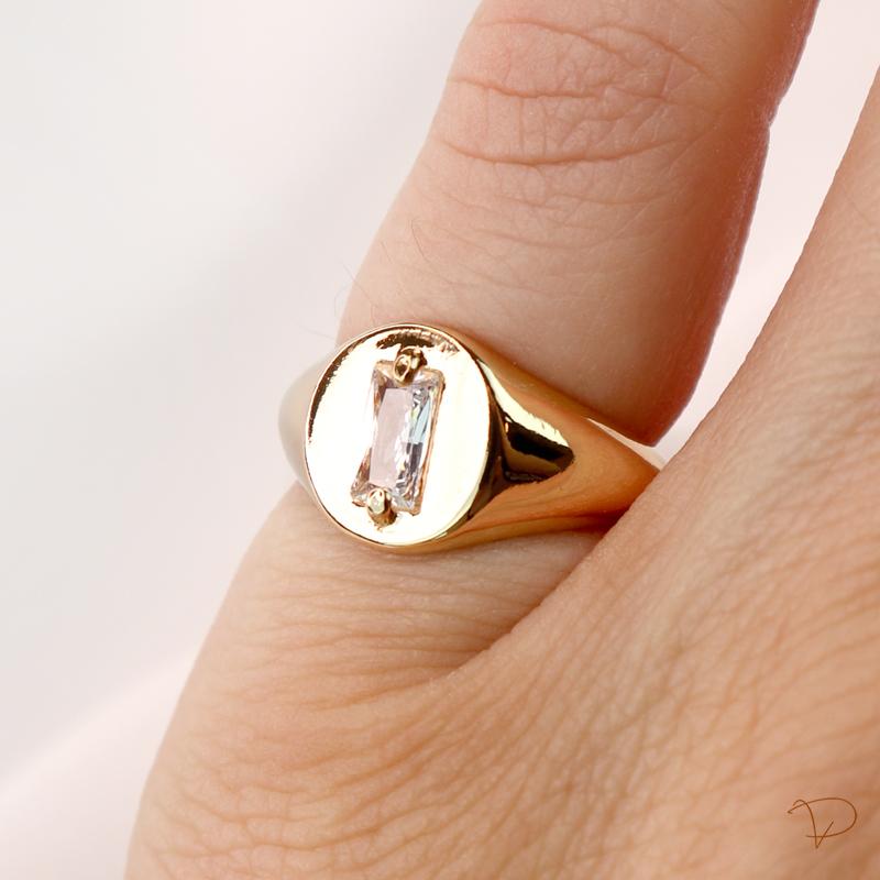 Anel de dedinho baguetado de zircônia banhado a ouro 18k