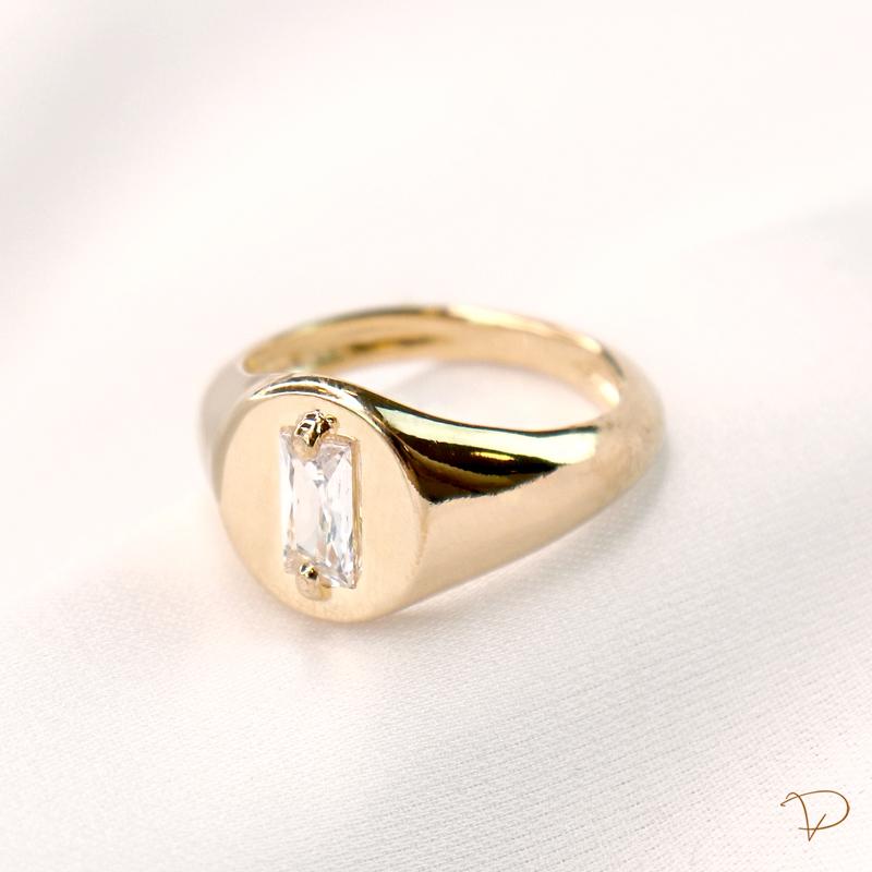 Anel de dedinho baguetado de zircônia banhado a ouro 18k