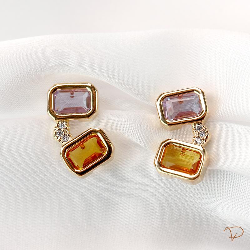 Brinco 2 zircônias coloridas fúcsia e laranja banhado a ouro 18k