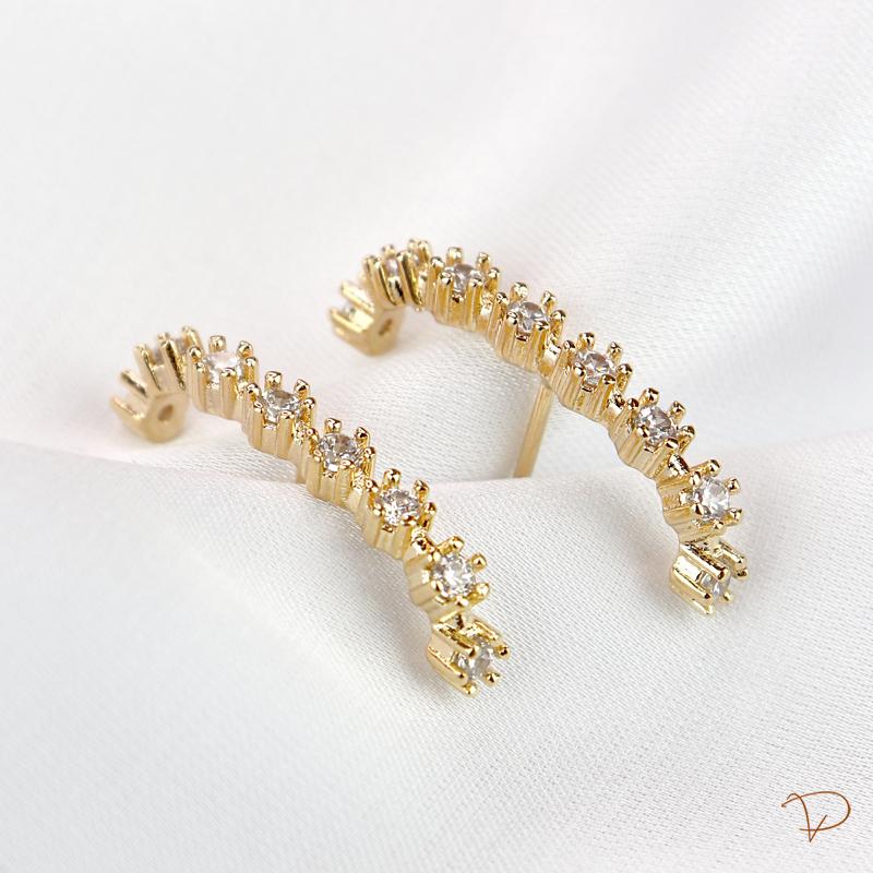Brinco ear hook fio de zircônias banhado a ouro 18k