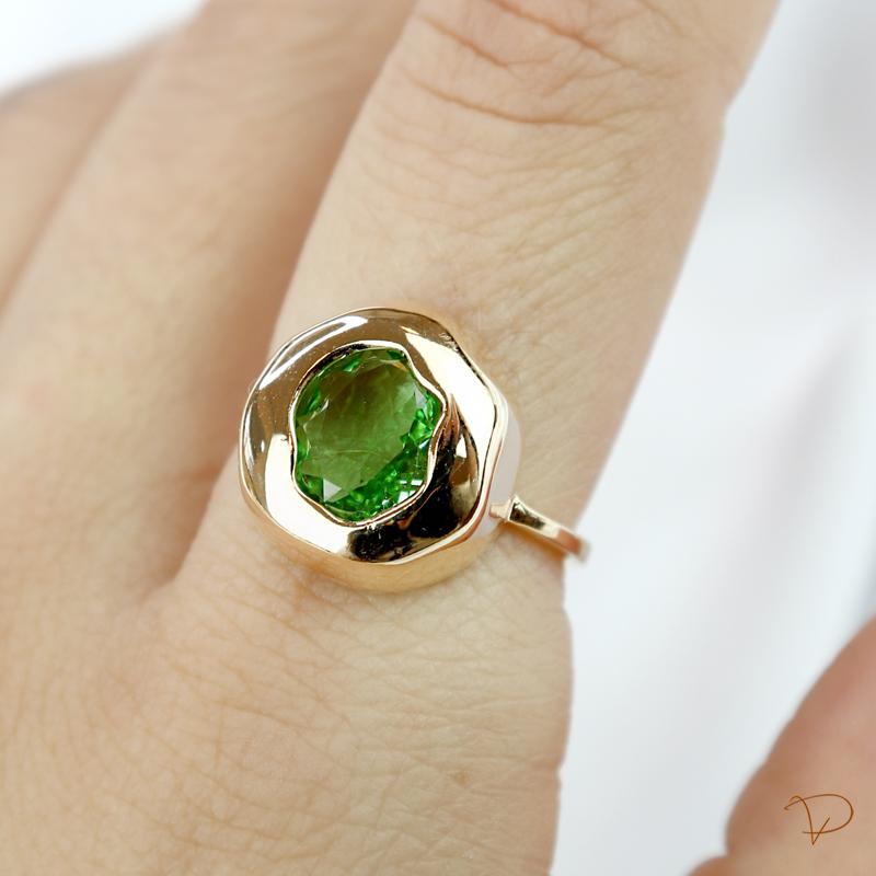 Anel redondo com zircônia verde central banhado a ouro 18k