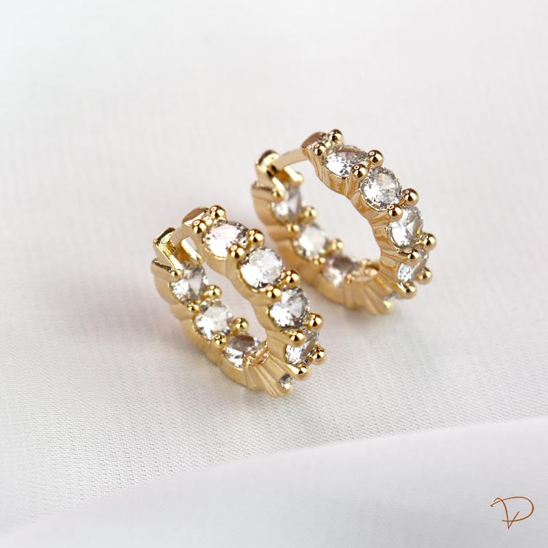 Brinco de argola encaixe com zircônias M banhado a ouro 18k