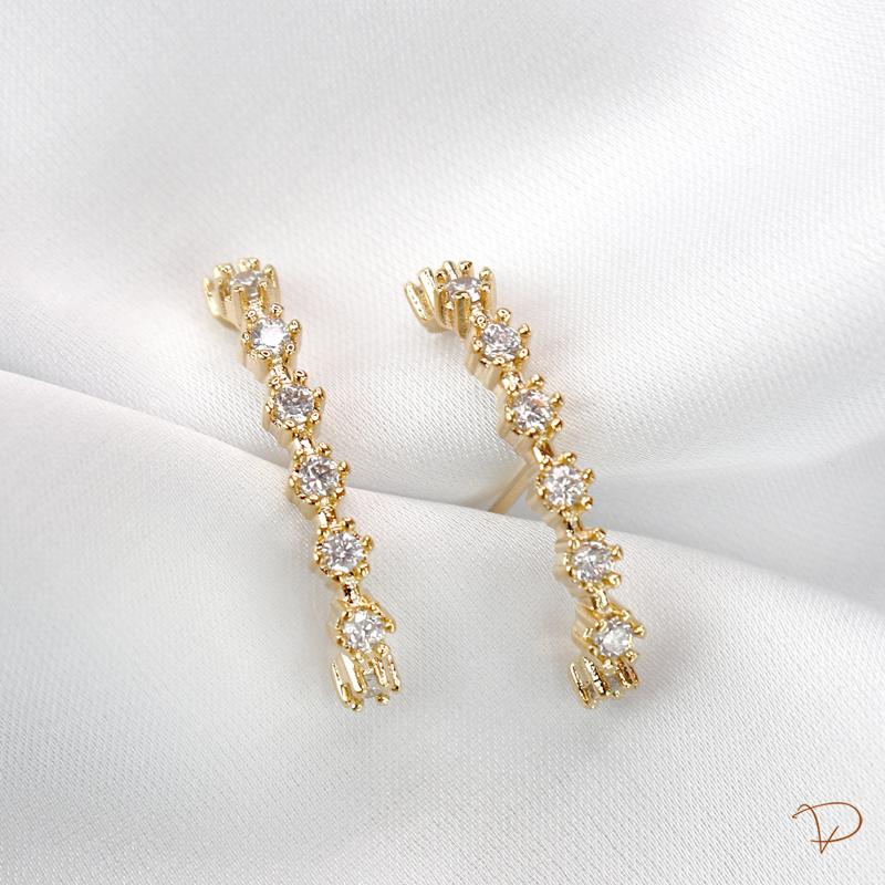 Brinco ear hook fio de zircônias banhado a ouro 18k