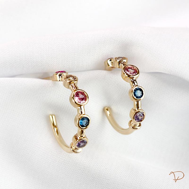 Brinco meia argola com 5 zircônias coloridas banhado a ouro 18k