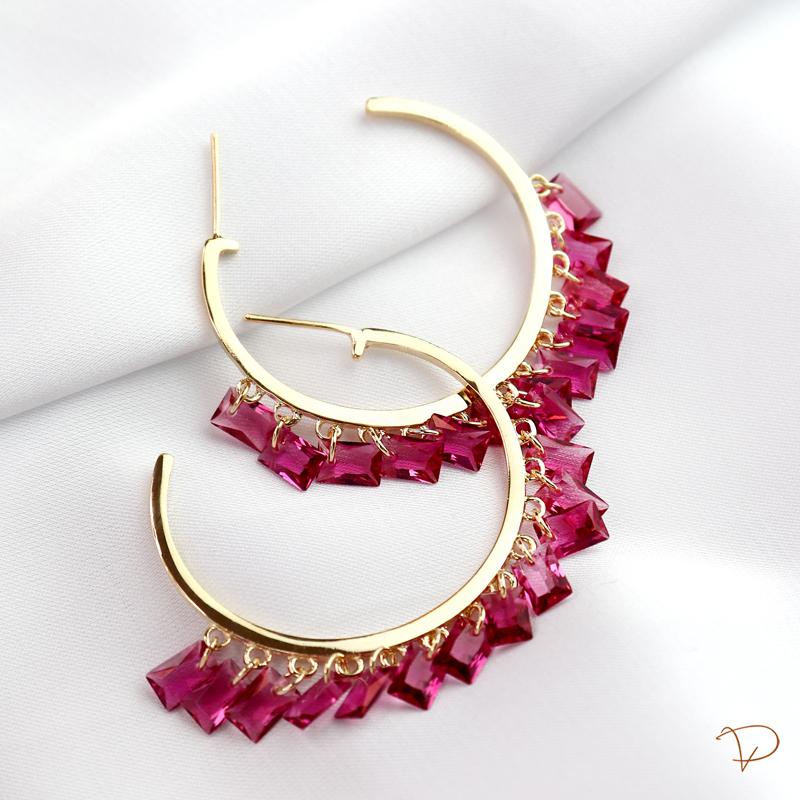 Brinco de argola com zircônias baguetadas pink banhado a ouro 18k