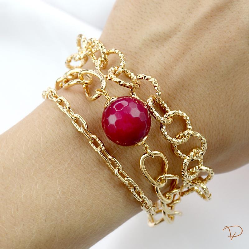 Pulseira três correntes com pedra jade fúcsia banhado a ouro 18k
