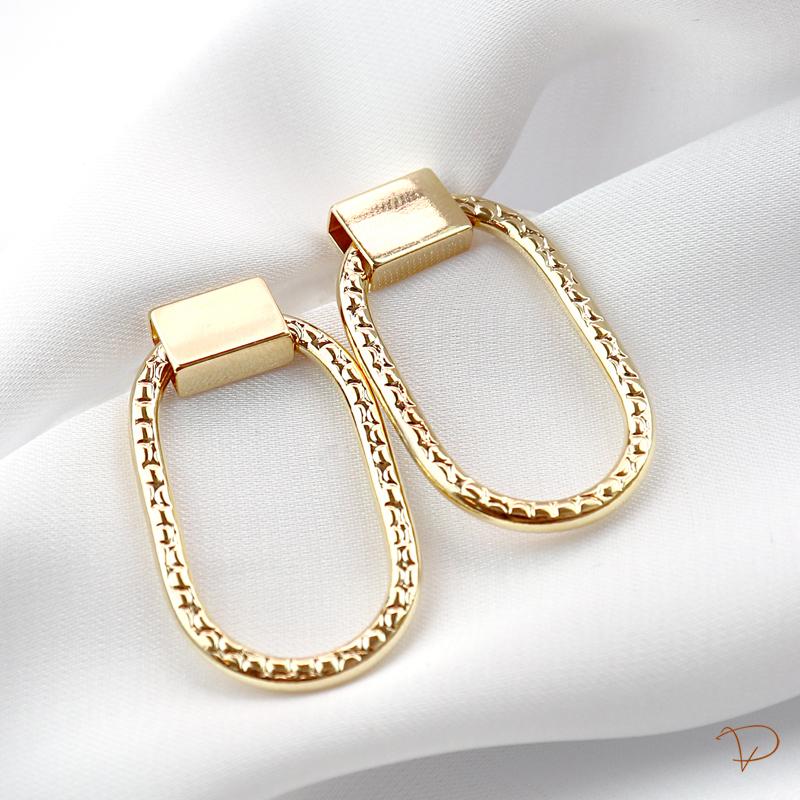 Brinco de base quadrada lisa e elo detalhado banhado a ouro 18k