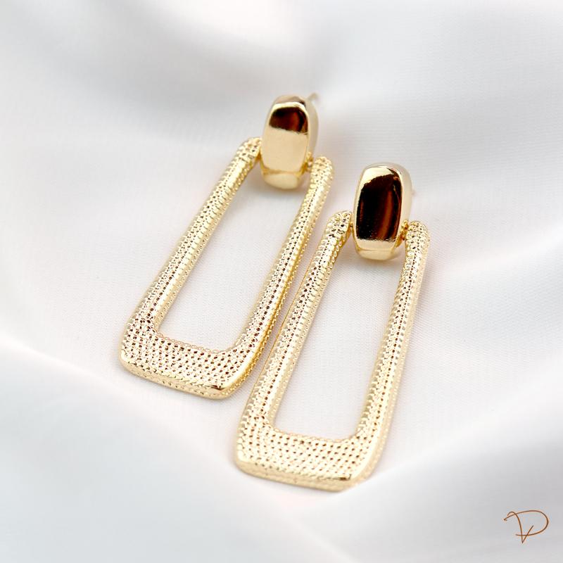 Brinco fixo quadrado pendurado  vazado textura banhado a ouro 18k