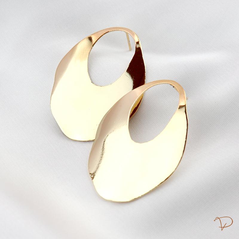 Brinco oval vazado curvas banhado a ouro 18k