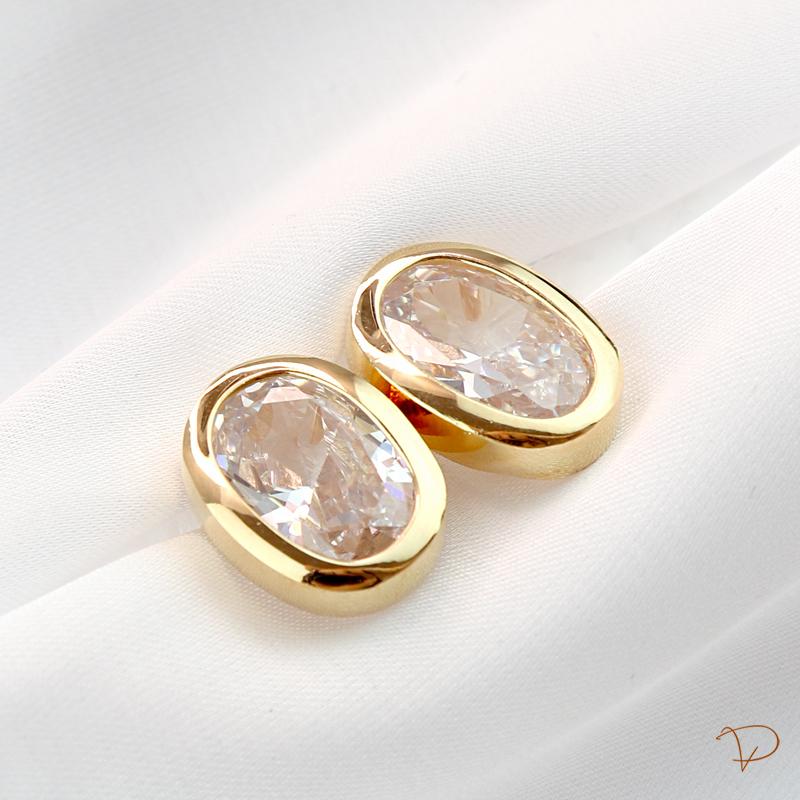 Brinco oval cristal com entorno liso banhado a ouro 18k