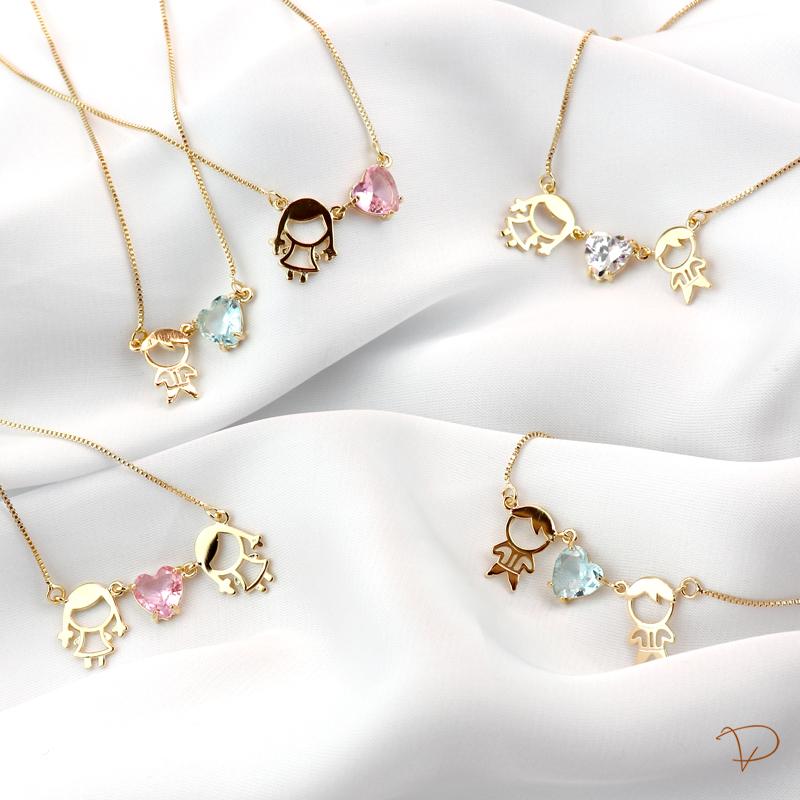 Colar menina vazada com coração rosa banhado a ouro 18k