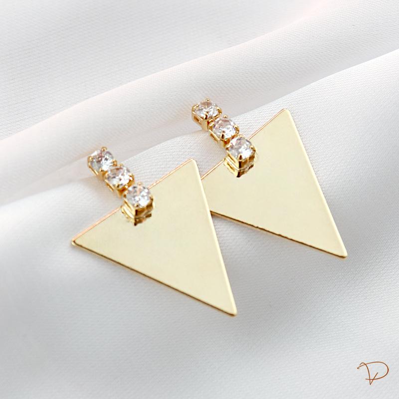 Brinco base de 3 zircônias com triângulo liso banhado a ouro 18k