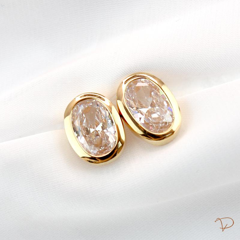 Brinco oval cristal com entorno liso banhado a ouro 18k
