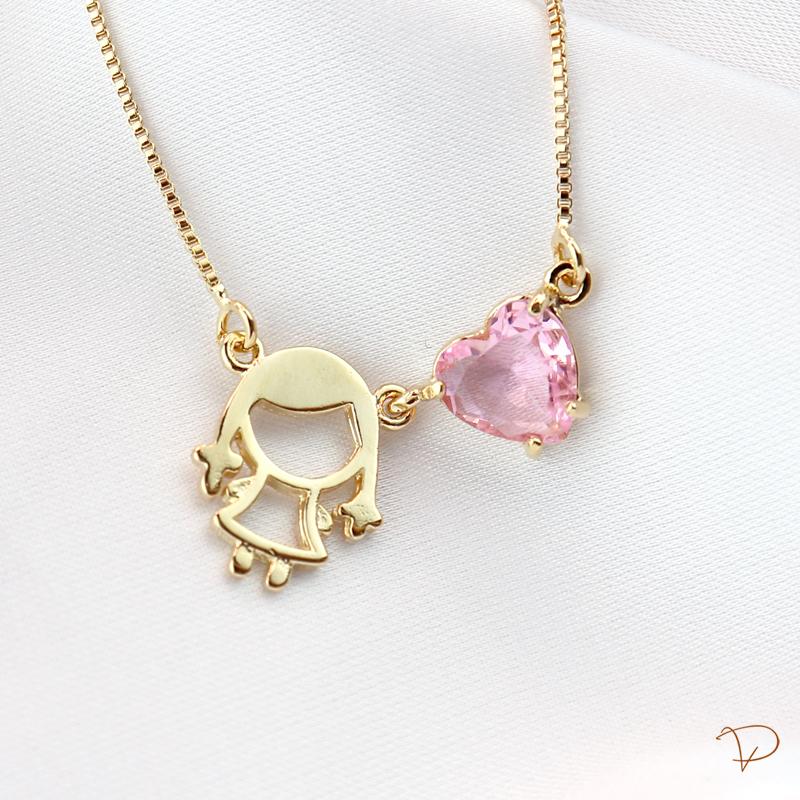 Colar menina vazada com coração rosa banhado a ouro 18k