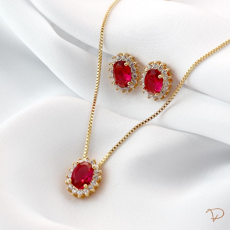Conjunto de colar e brinco oval vermelho cravejado ao redor banhado a ouro 18k