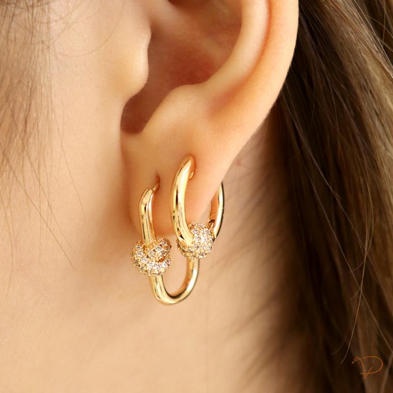 Brinco de argola oval com nó cravejado banhado a ouro 18k