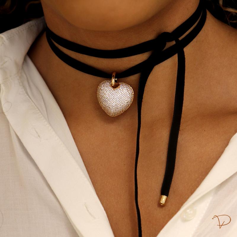 Choker de veludo com pingente coração bojudo cravejado banhado a ouro 18k