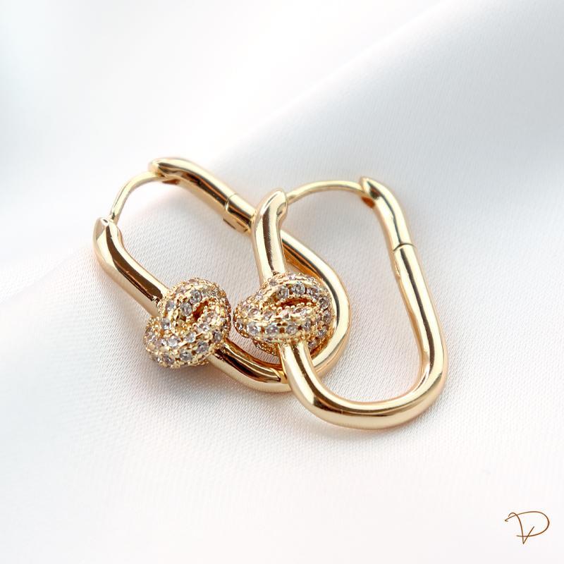 Brinco de argola oval com nó cravejado banhado a ouro 18k