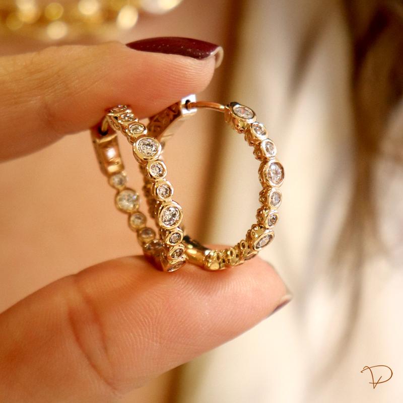 Brinco de argola com zircônias redondas dentro e fora com trava banhado a ouro 18k