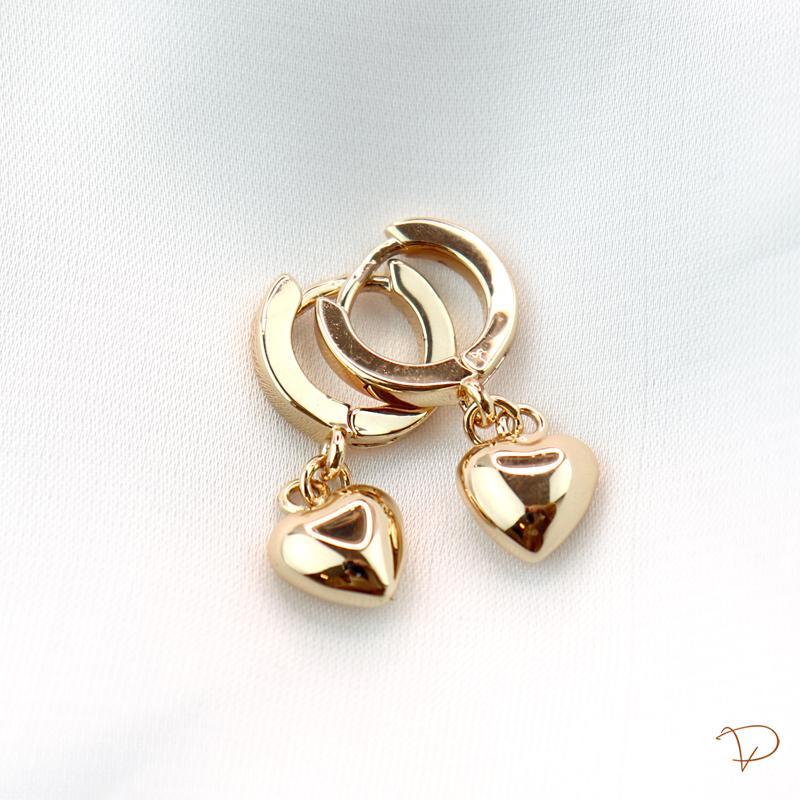 Brinco de argola lisa com pingente coração bojudo liso banhado a ouro 18k