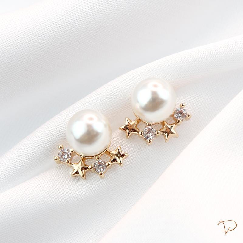 Brinco de pérola com ponto de luz e estrelas banhado a ouro 18k