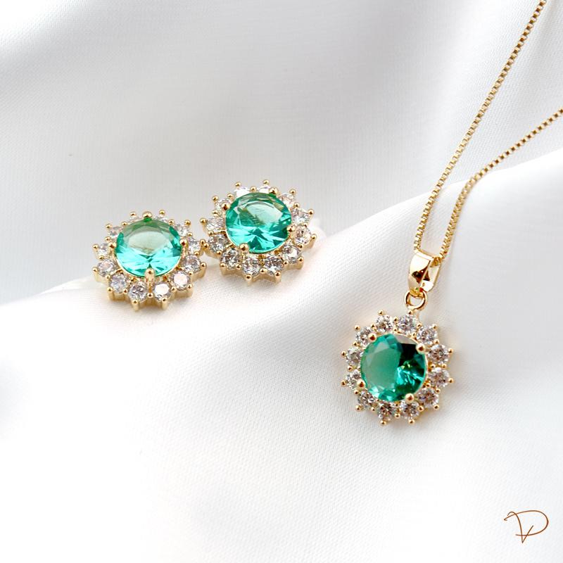 Conjunto colar  e brinco de cristal verde contornado em zircônias banhado a ouro 18k