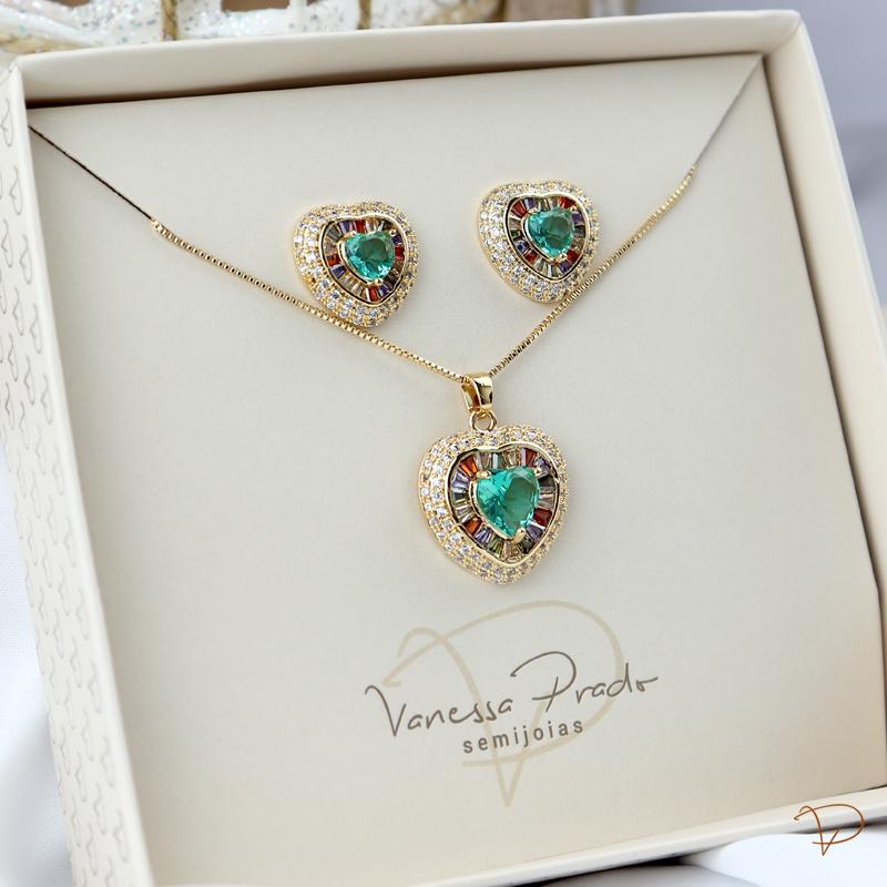 Conjunto coração zircônia verde no centro contornado com baguetes coloridas e uma fileira de zircônia banhado a ouro 18k