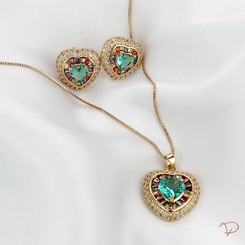 Conjunto coração zircônia verde no centro contornado com baguetes coloridas e uma fileira de zircônia banhado a ouro 18k