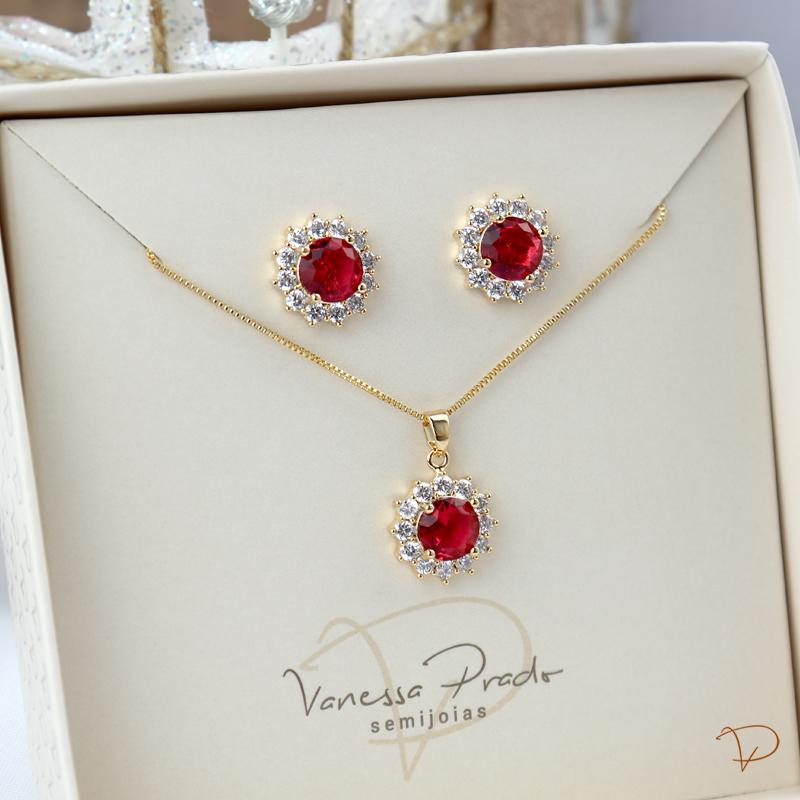 Conjunto colar e brincos de cristal vermelho contornado em zircônias banhado a ouro 18k