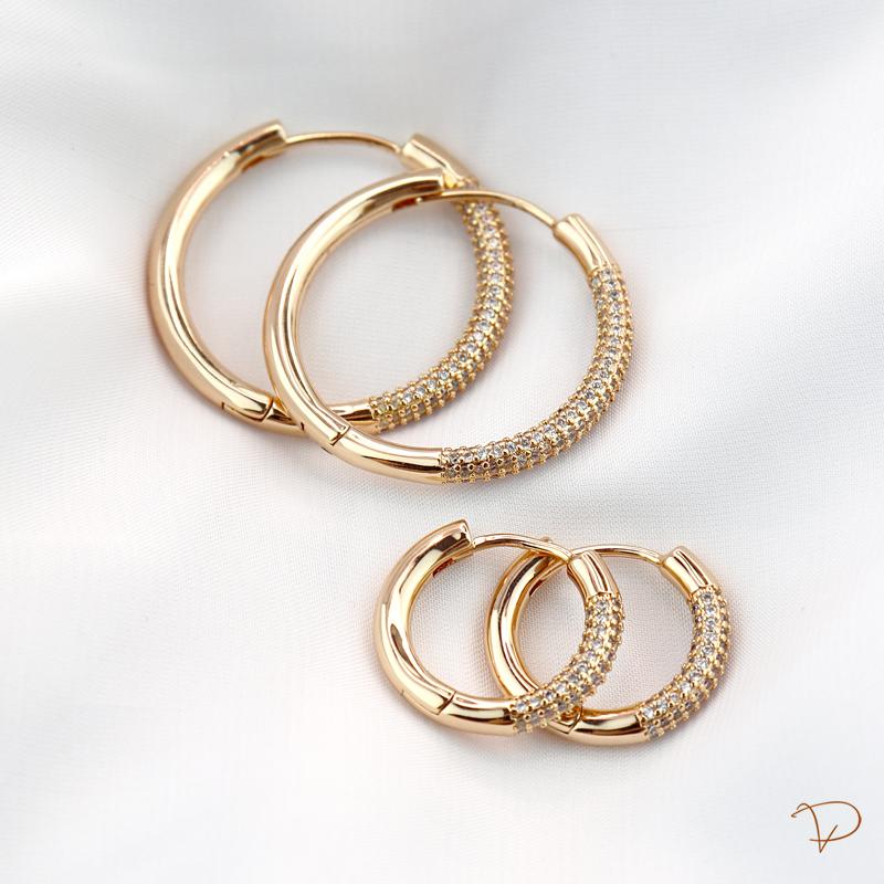Brinco de argola frente cravejada 20mm P banhado a ouro 18k