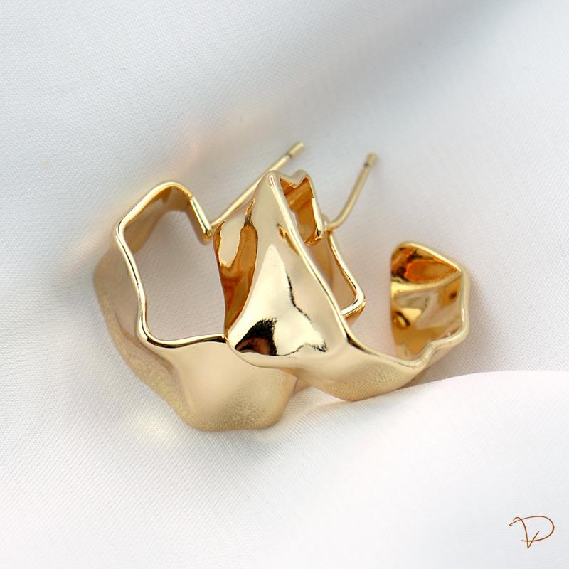 Brinco meia argola amassado P banhado a ouro 18k