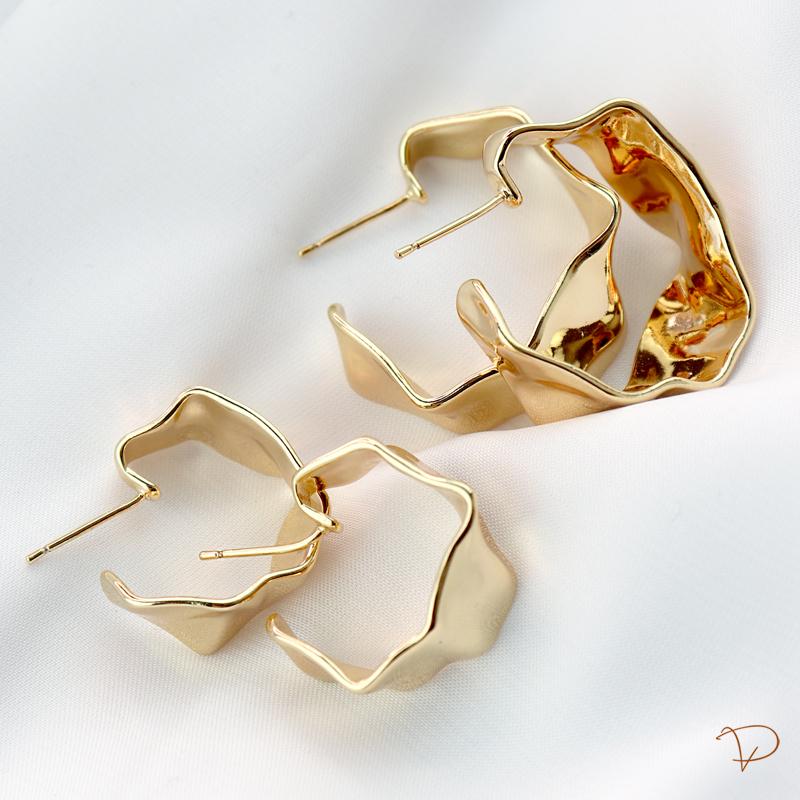 Brinco meia argola amassado P banhado a ouro 18k