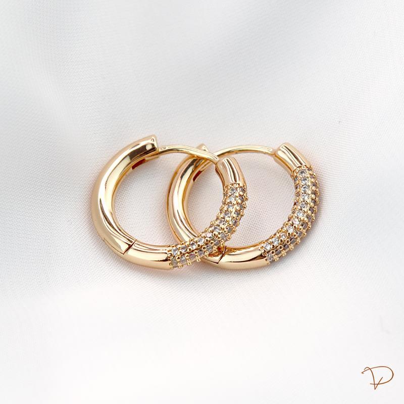 Brinco de argola frente cravejada 20mm P banhado a ouro 18k
