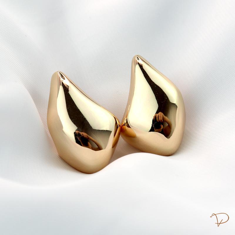 Brinco ear hook gota geométrica lisa banhado a ouro 18k
