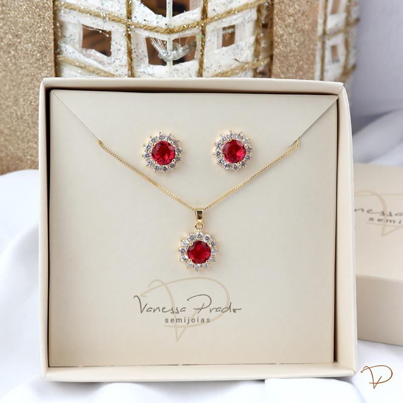 Conjunto colar e brincos de cristal vermelho contornado em zircônias banhado a ouro 18k