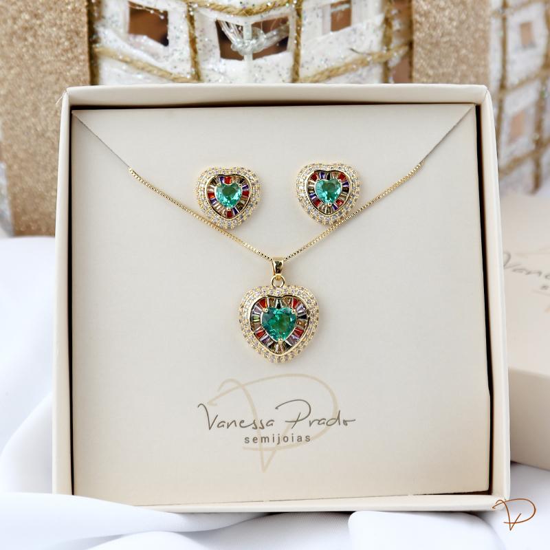 Conjunto coração zircônia verde no centro contornado com baguetes coloridas e uma fileira de zircônia banhado a ouro 18k