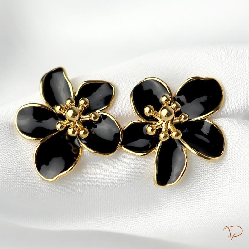 Brinco flor esmaltada preta miolo bolinhas banhado a ouro 18k