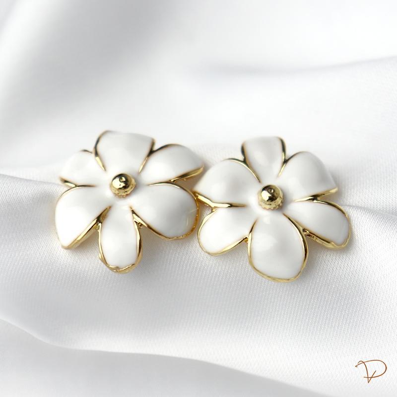 Flor esmaltada branca miolo bolinha dourada banhado a ouro 18k
