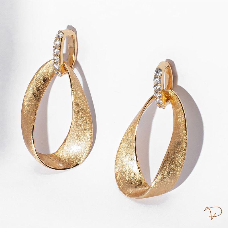 Brinco Base com Zircônias Elo Torcido Acetinado Banhado a Ouro 18k