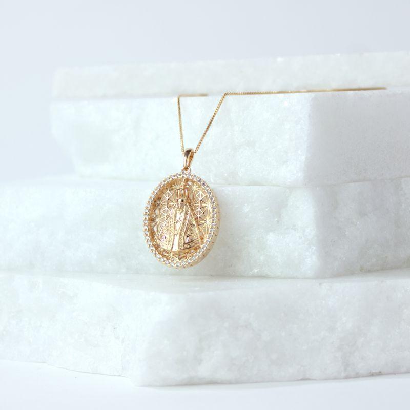 Colar Nossa Senhora Aparecida Contornada em Zircônias Banhado a Ouro 18k